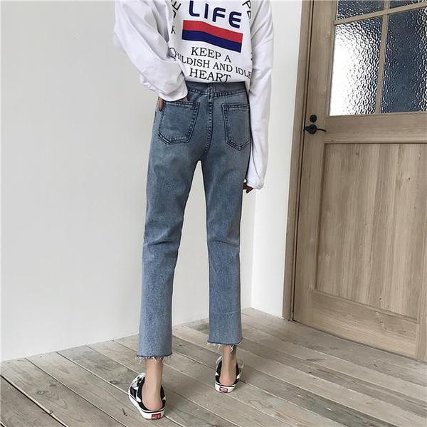 Modern, világos színű női farmer, magas derékkal