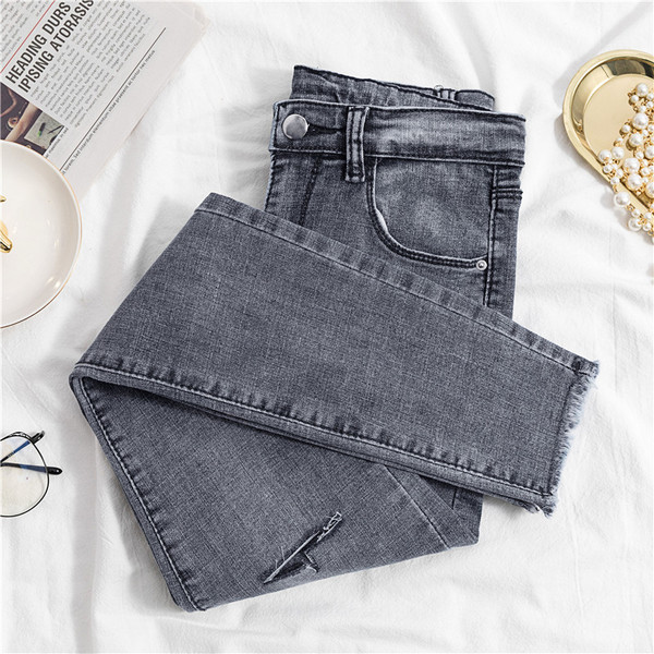 Blugi de dama eleganti in mai multe modele