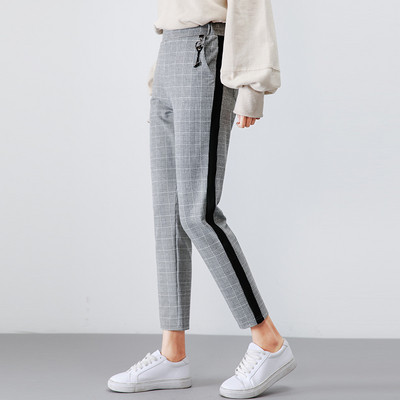 Μοντέρνα παντελόνια κυρίες με υψηλή μέση και μαύρη μπορντούρα