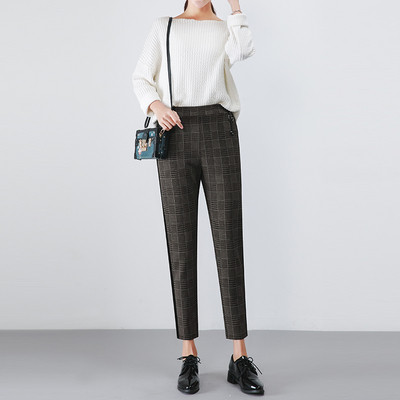 Μοντέρνα παντελόνια κυρίες με υψηλή μέση και μαύρη μπορντούρα