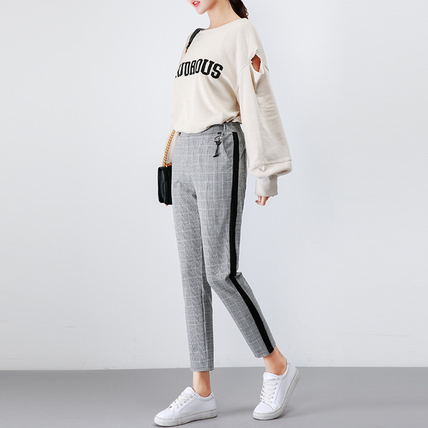 Μοντέρνα παντελόνια κυρίες με υψηλή μέση και μαύρη μπορντούρα