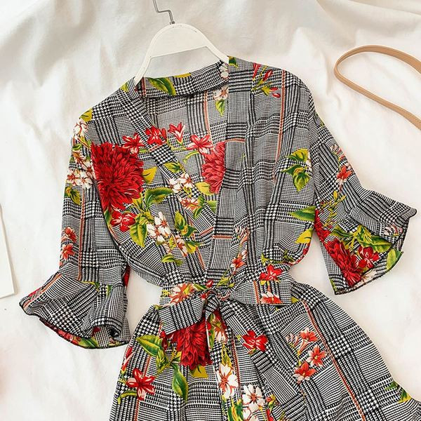 Stílusos női overál virágmotívumokkal, két színben