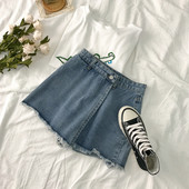 Női rövidnadrág gombbal és zsebekkel