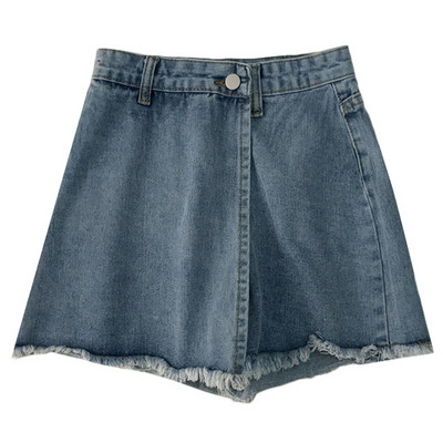 Női rövidnadrág gombbal és zsebekkel