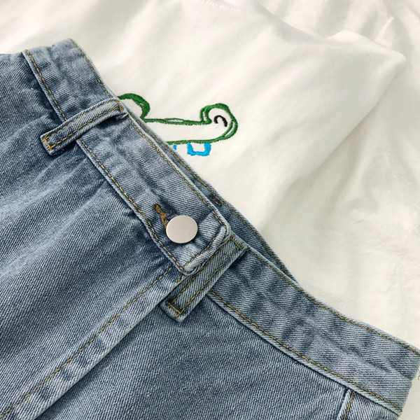 Női rövidnadrág gombbal és zsebekkel