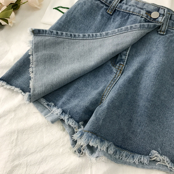 Női rövidnadrág gombbal és zsebekkel