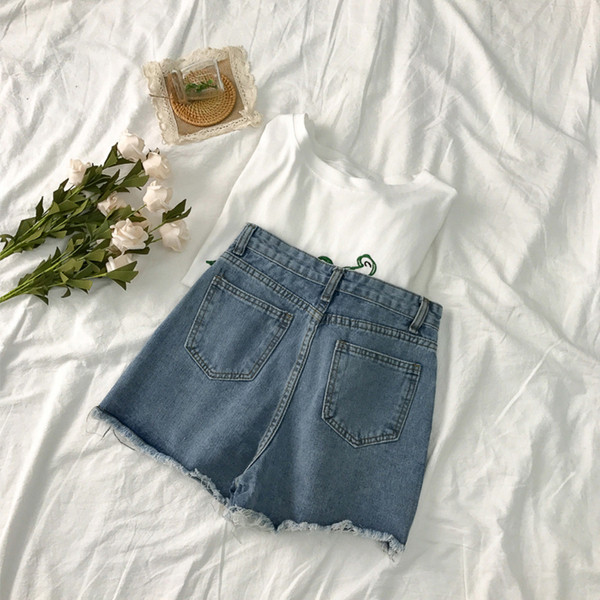 Női rövidnadrág gombbal és zsebekkel