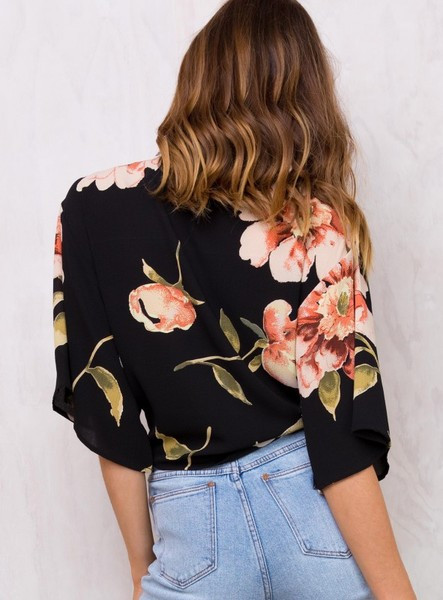 Női ing 3/4 ujjal és virágmotívumokkal fekete színben