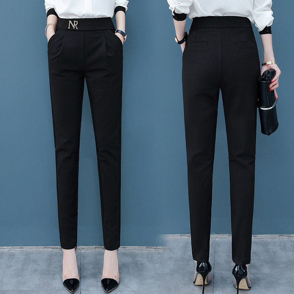 Stílusos női nadrág fekete színben, fém elemmel