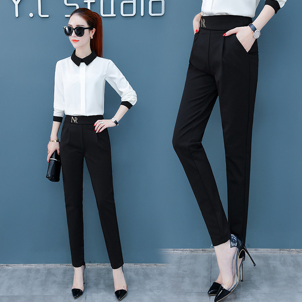 Stílusos női nadrág fekete színben, fém elemmel