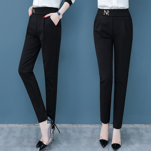 Stílusos női nadrág fekete színben, fém elemmel