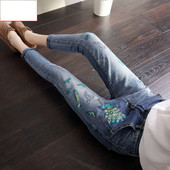 Alkalmi női farmer világoskék és sötétkék hímzéssel