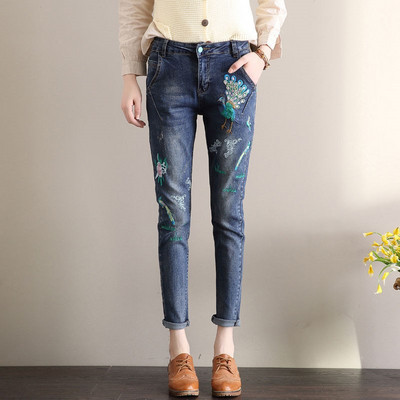 Alkalmi női farmer világoskék és sötétkék hímzéssel