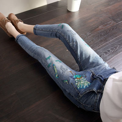 Alkalmi női farmer világoskék és sötétkék hímzéssel