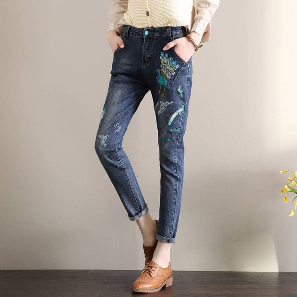 Alkalmi női farmer világoskék és sötétkék hímzéssel