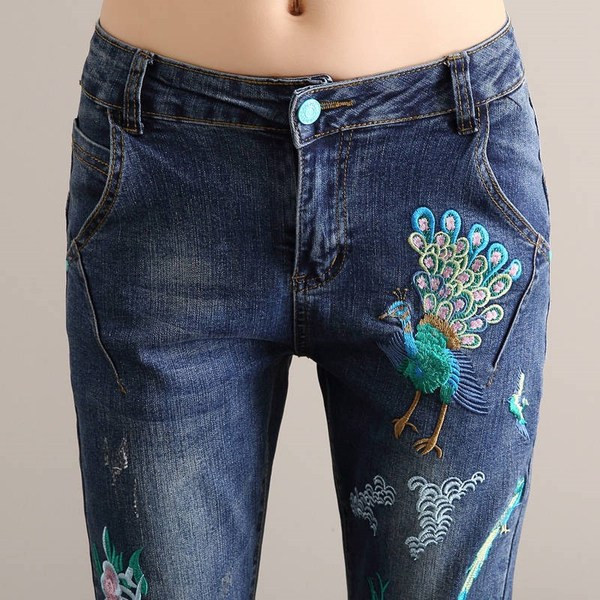 Alkalmi női farmer világoskék és sötétkék hímzéssel