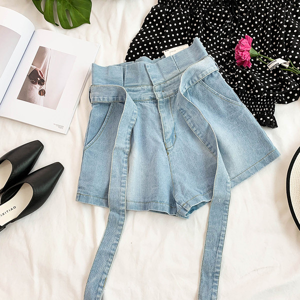 Női rövidnadrág magas derékkal és övvel