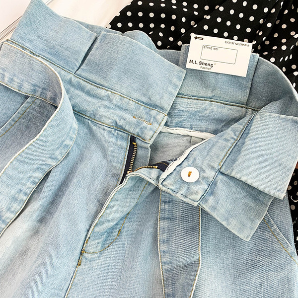 Női rövidnadrág magas derékkal és övvel