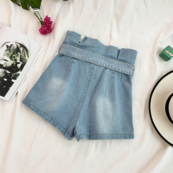 Női rövidnadrág magas derékkal és övvel