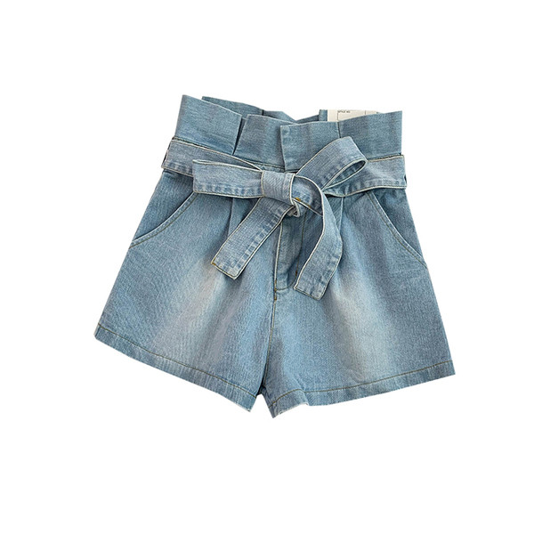 Női rövidnadrág magas derékkal és övvel