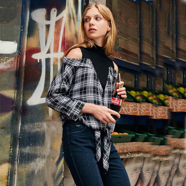 Cămașă casual de damă cu umerii deschiși în alb-negru