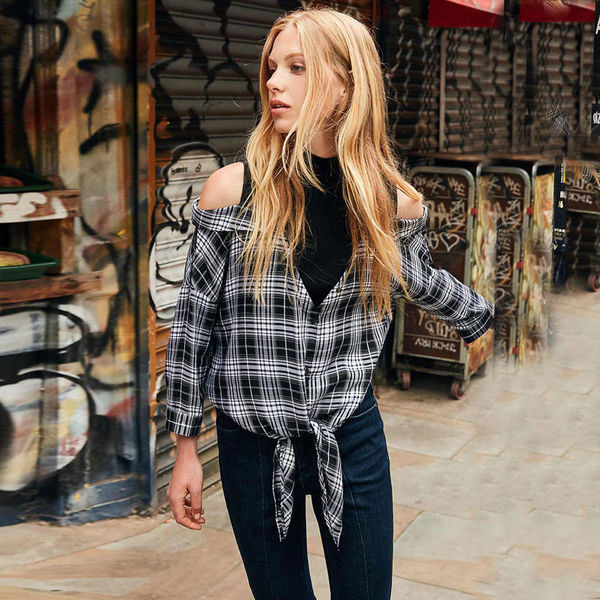 Cămașă casual de damă cu umerii deschiși în alb-negru