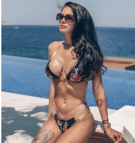 Modern kétrészes fürdőruha fekete színben virágmintával és arany nyakkendőkkel