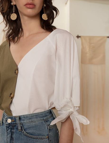 Korszerű női ing V-nyakú és ujjakkal