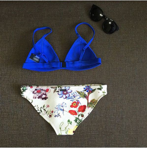 Costum de baie elegant din două piese, cu un top într-o singură culoare și un jos cu imprimeu floral