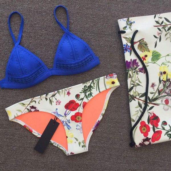 Costum de baie elegant din două piese, cu un top într-o singură culoare și un jos cu imprimeu floral