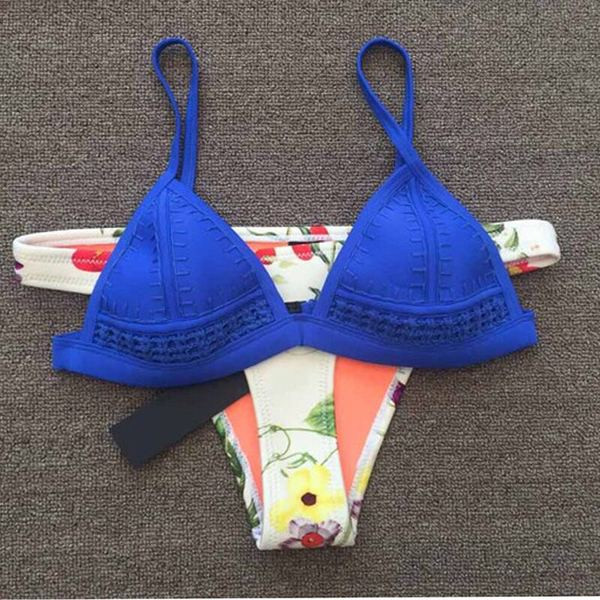 Costum de baie elegant din două piese, cu un top într-o singură culoare și un jos cu imprimeu floral