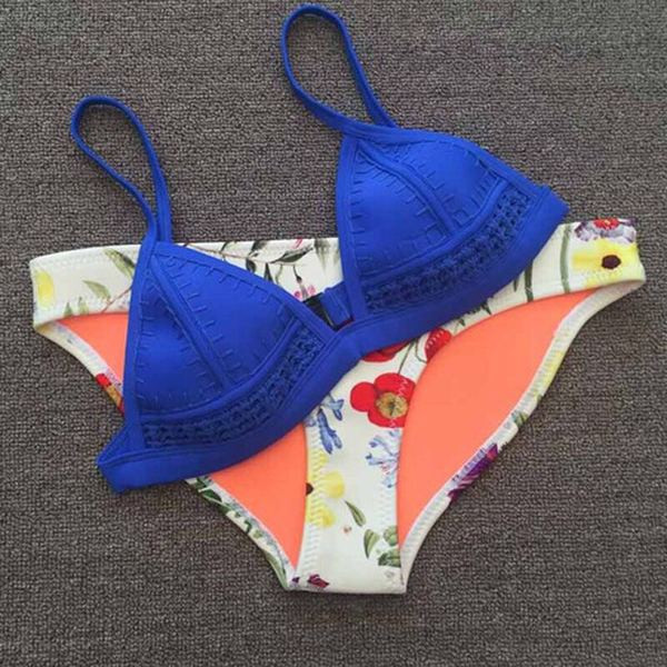 Costum de baie elegant din două piese, cu un top într-o singură culoare și un jos cu imprimeu floral