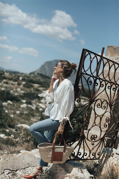 Cămașă elegantă de damă cu decolteu în V de culoare albă