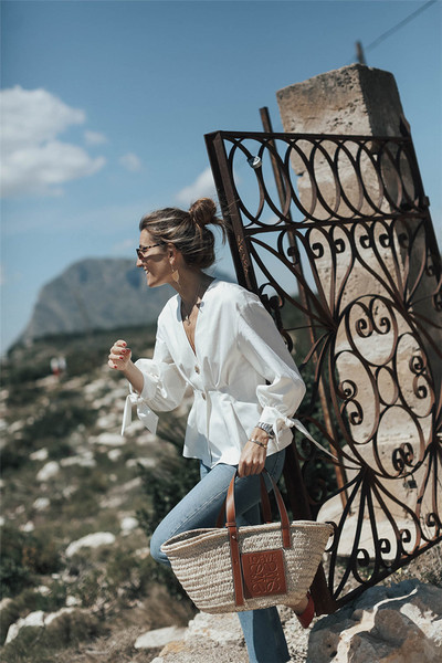 Cămașă elegantă de damă cu decolteu în V de culoare albă