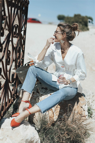 Cămașă elegantă de damă cu decolteu în V de culoare albă