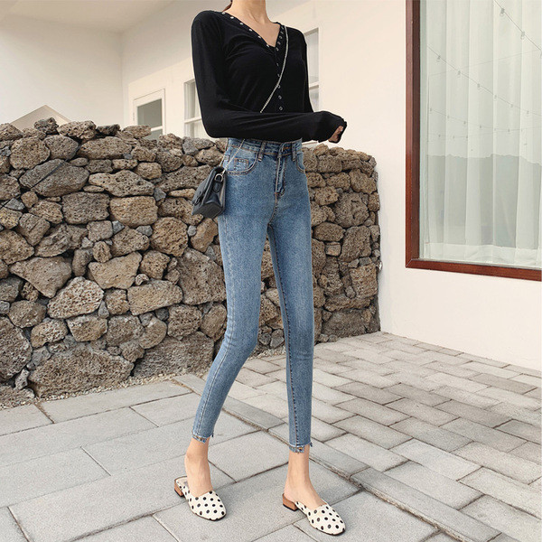 Blugi de dama eleganti cu talie inalta intr-o culoare deschisa