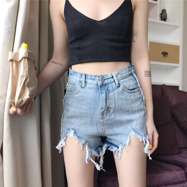 Pantaloni scurți de damă cu talie înaltă și buzunare