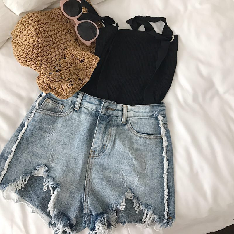 Pantaloni scurți de damă cu talie înaltă și buzunare