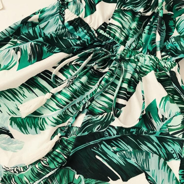 Salopetă de damă modernă cu decolteu în V