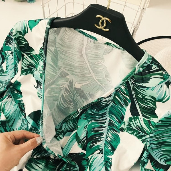 Salopetă de damă modernă cu decolteu în V