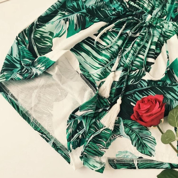 Salopetă de damă modernă cu decolteu în V