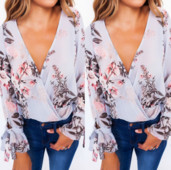 Modern női ing mély nyakkivágással és virágos motívumokkal