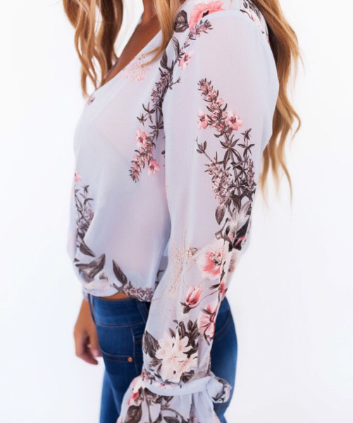 Modern női ing mély nyakkivágással és virágos motívumokkal