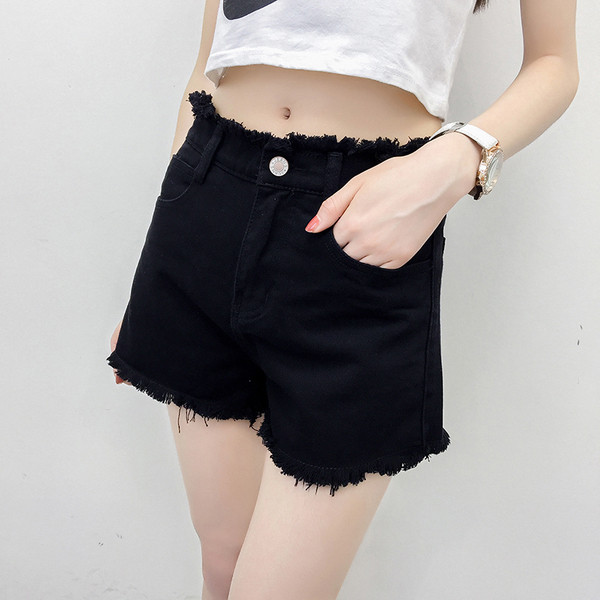 Pantaloni scurți moderni de damă în alb-negru