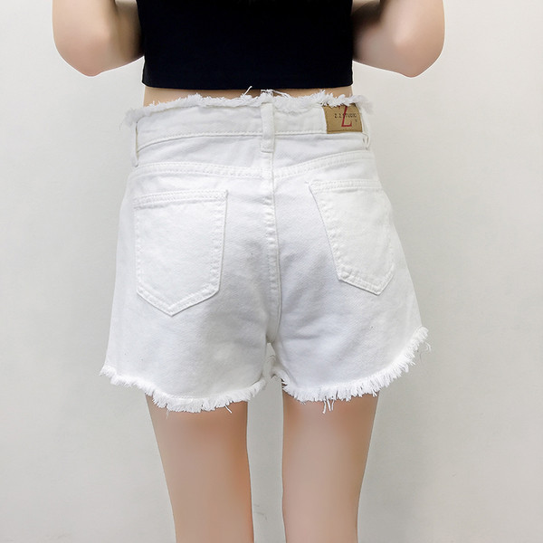 Pantaloni scurți moderni de damă în alb-negru