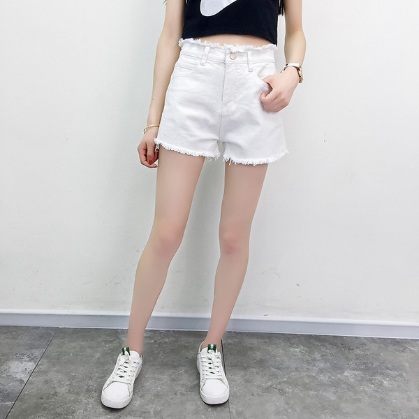 Pantaloni scurți moderni de damă în alb-negru