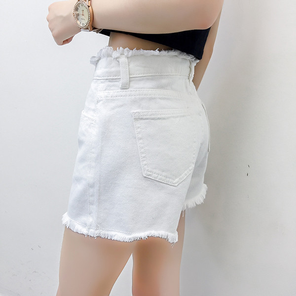 Pantaloni scurți moderni de damă în alb-negru