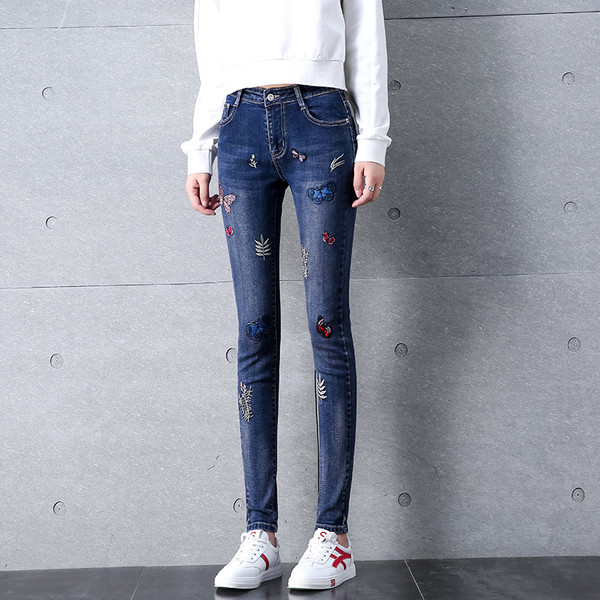 Blugi de dama eleganti in mai multe modele cu broderie