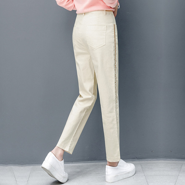 Καθημερινά γυναικεία παντελόνια σε μπεζ χρώμα με επιγραφή