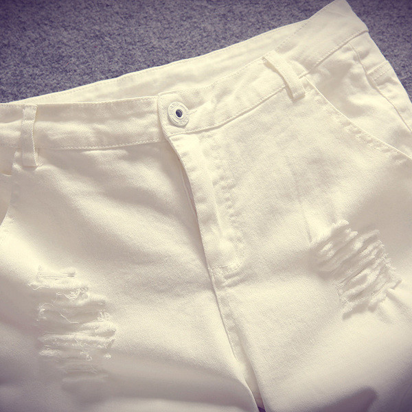 Modern férfi rövidnadrág szakadt motívumokkal, két színben